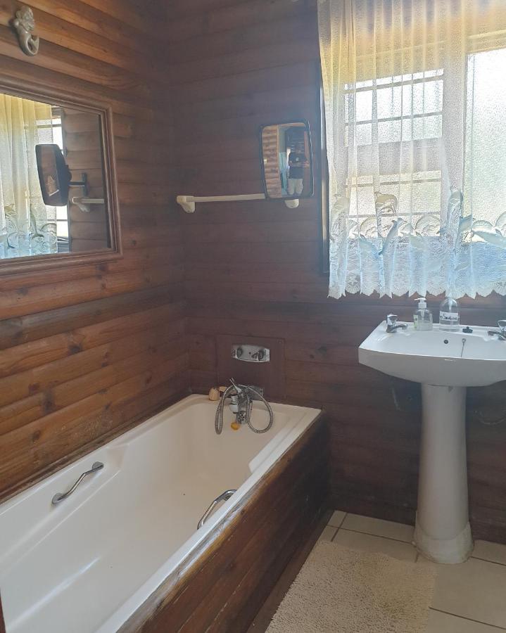 Deep Blue Guest House Amanzimtoti Esterno foto